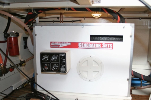 2001 Grand Banks Classic, Generator
