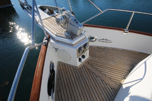 2001 Grand Banks Classic, Foredeck