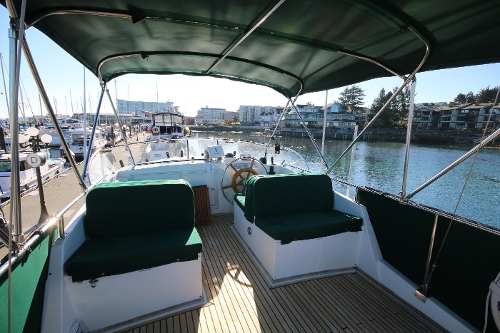 2001 Grand Banks Classic, Flybridge Seating