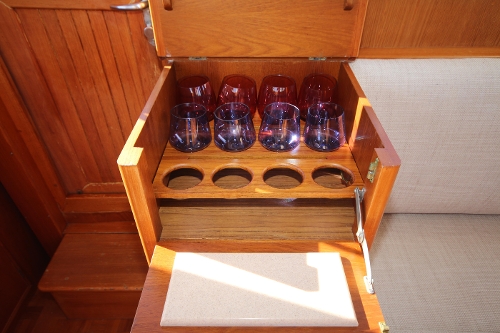 2001 Grand Banks Classic, Salon Bar