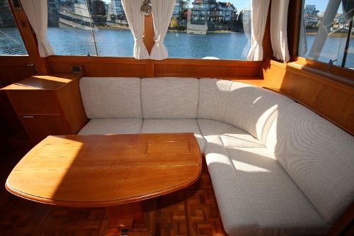 2001 Grand Banks Classic, Salon