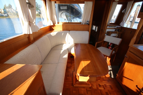 2001 Grand Banks Classic, Salon