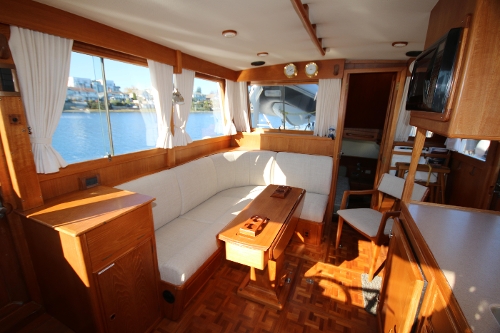 2001 Grand Banks Classic, Salon
