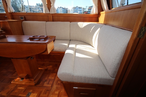 2001 Grand Banks Classic, Salon