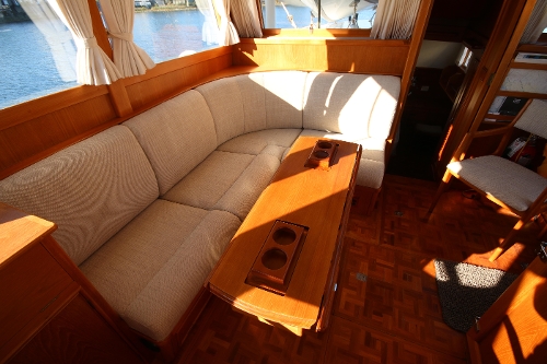 2001 Grand Banks Classic, Salon