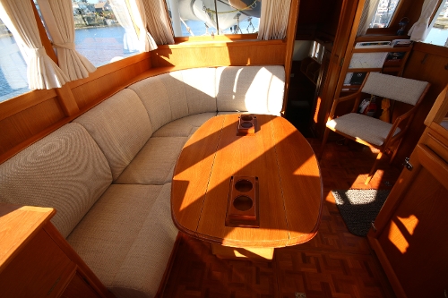 2001 Grand Banks Classic, Salon