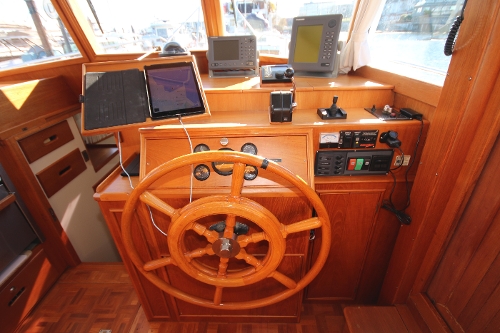 2001 Grand Banks Classic, Lower Helm