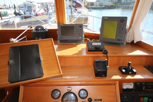 2001 Grand Banks Classic, Lower Helm