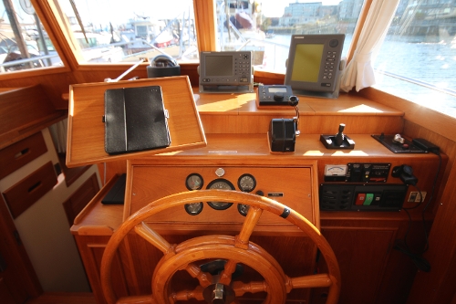 2001 Grand Banks Classic, Lower Helm