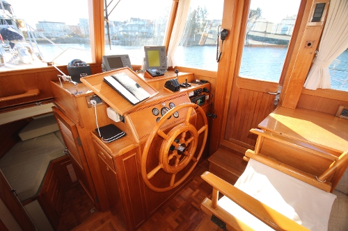 2001 Grand Banks Classic, Lower Helm