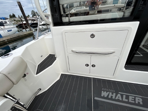 2022 Boston Whaler 325 Conquest Pilothouse, 