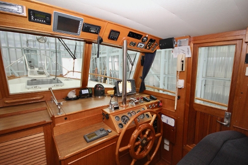 1990 Grand Banks 42 Classic, Lower helm