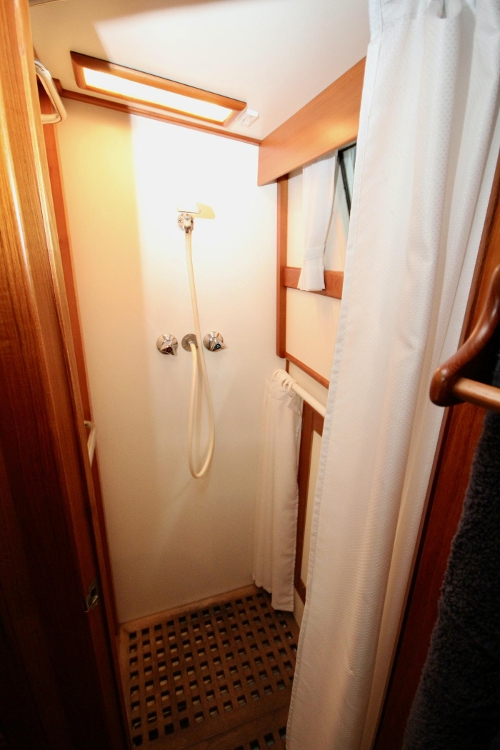 1990 Grand Banks 42 Classic, Aft shower