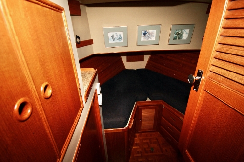 1990 Grand Banks 42 Classic, Forward cabin
