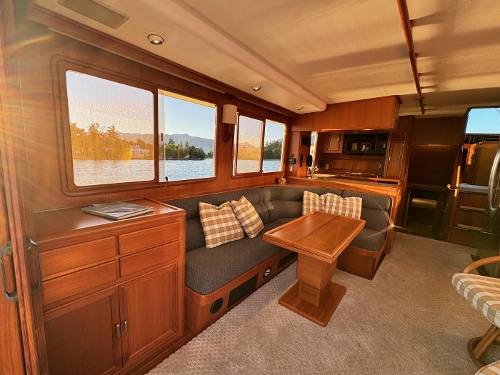 1996 Fleming 55, Salon forward port