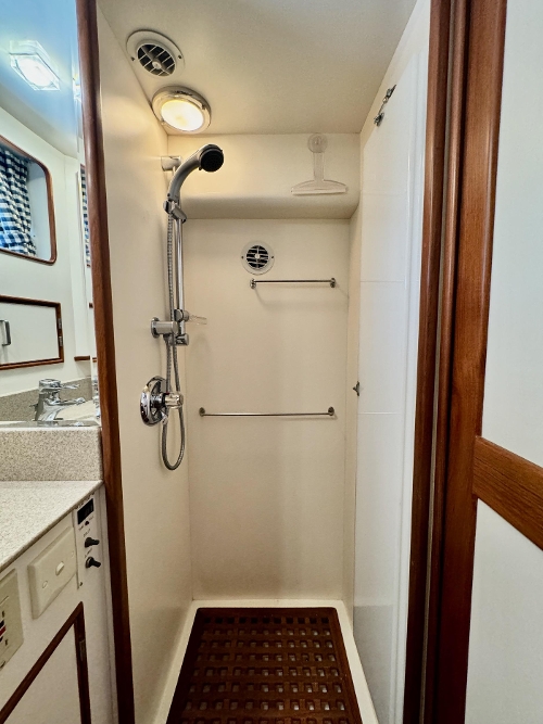 1996 Fleming 55, Guest head and shower