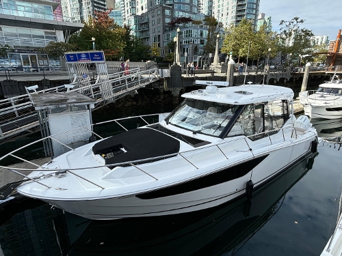 2023 Boston Whaler 405 Conquest, 