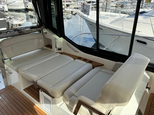 2023 Boston Whaler 405 Conquest, 