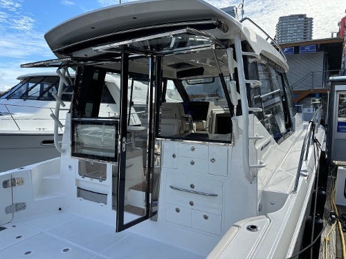 2023 Boston Whaler 405 Conquest, 