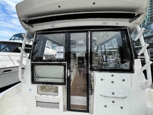 2023 Boston Whaler 405 Conquest, 