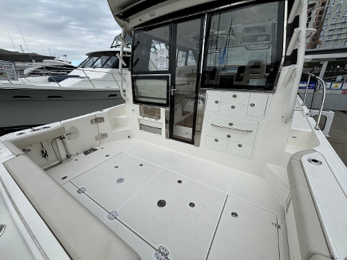 2023 Boston Whaler 405 Conquest, 