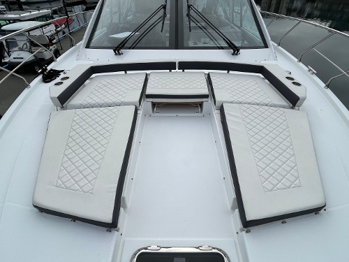 2019 Cruisers Yachts 54 Fly, 