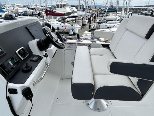 2019 Cruisers Yachts 54 Fly, 