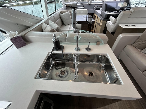 2019 Cruisers Yachts 54 Fly, 