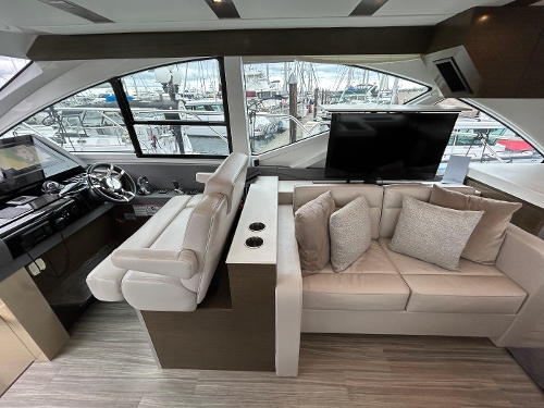 2019 Cruisers Yachts 54 Fly, 