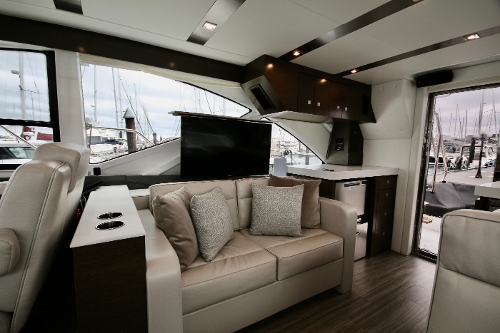 2019 Cruisers Yachts 54 Fly, 