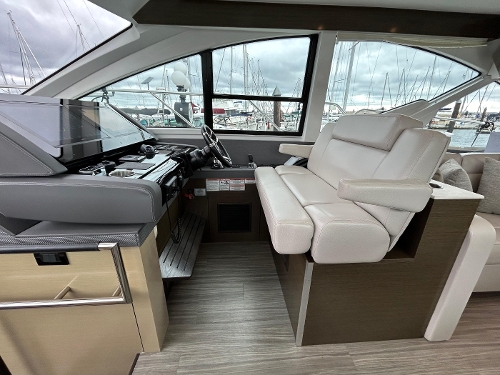 2019 Cruisers Yachts 54 Fly, 