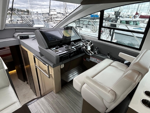 2019 Cruisers Yachts 54 Fly, 