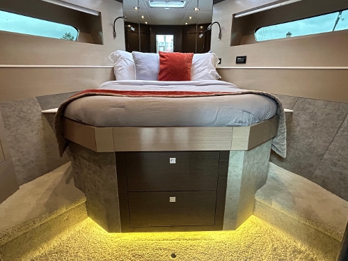 2019 Cruisers Yachts 54 Fly, 