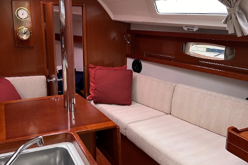 2012 Beneteau Oceanis 31 , Salon Starboard