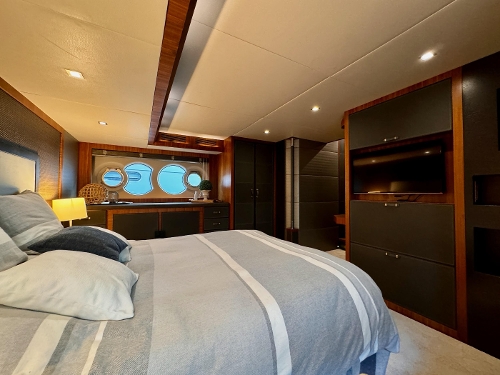 2013 Monte Carlo Yachts MCY 65, Owners' Cabin