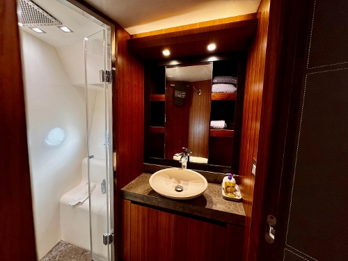 2013 Monte Carlo Yachts MCY 65, VIP Cabin Head